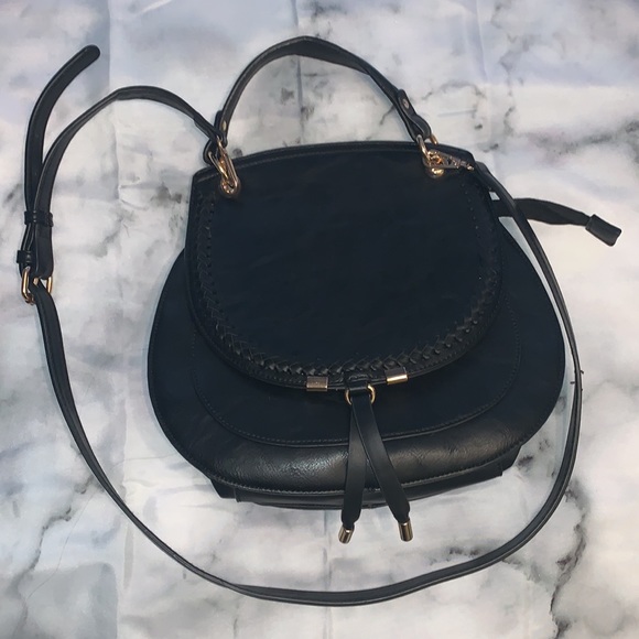 π Black Saddle Crossbody - Picture 2 of 15